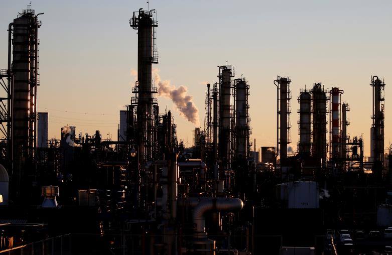 Smoke rises from a factory during the sunset at Keihin industrial zone in Kawasaki, Japan, January 16, 2017.   REUTERS/Toru Hanai/File Photo  