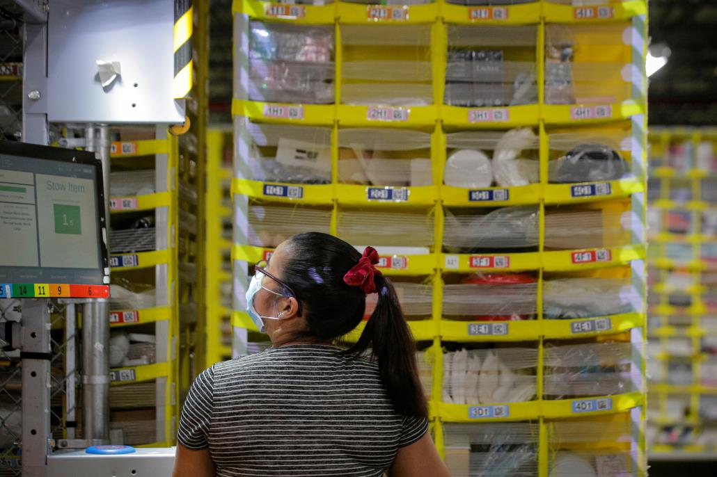 An employee fills a cart full of items at Amazon's JFK8 distribution center in Staten Island, New York, U.S. November 25, 2020.  REUTERS/Brendan McDermid./File Photo