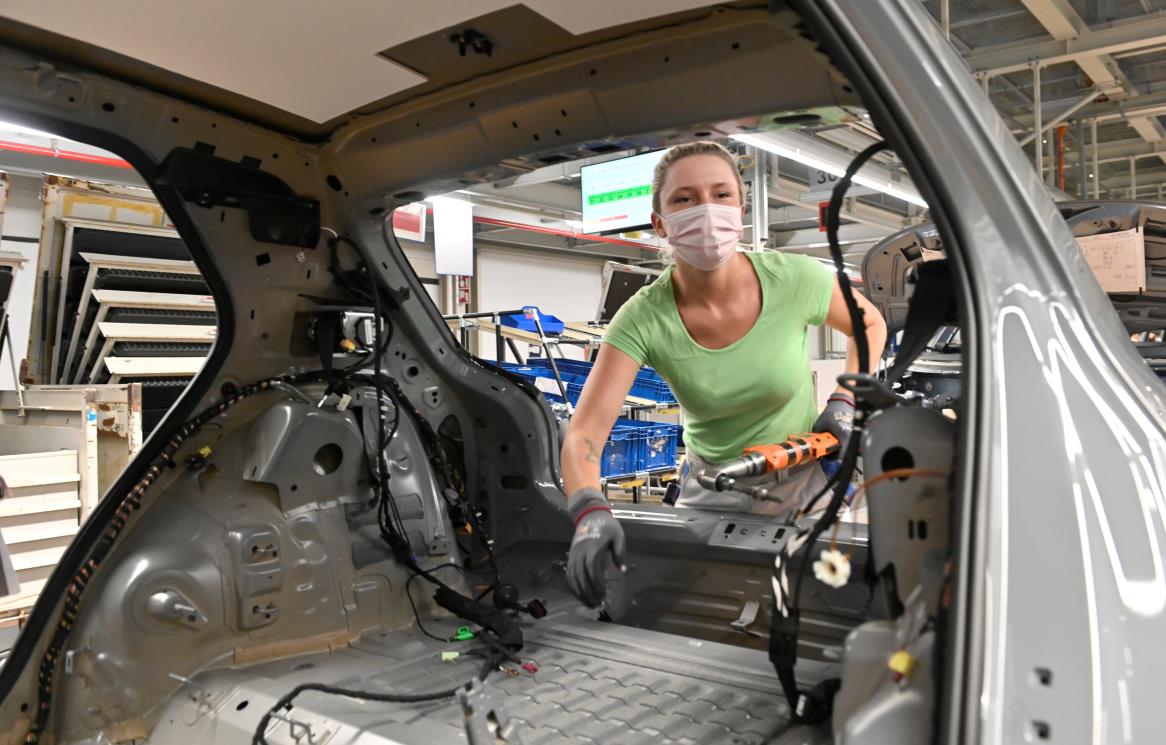 A technician works at the assembly line of Volkswagen's electric ID.3 car in Zwickau, Germany, June 23, 2021. REUTERS/Matthias Rietschel/File Photo