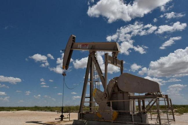 A pump jack operates in the Permian Basin oil production area near Wink, Texas U.S. August 22, 2018. REUTERS/Nick Oxford