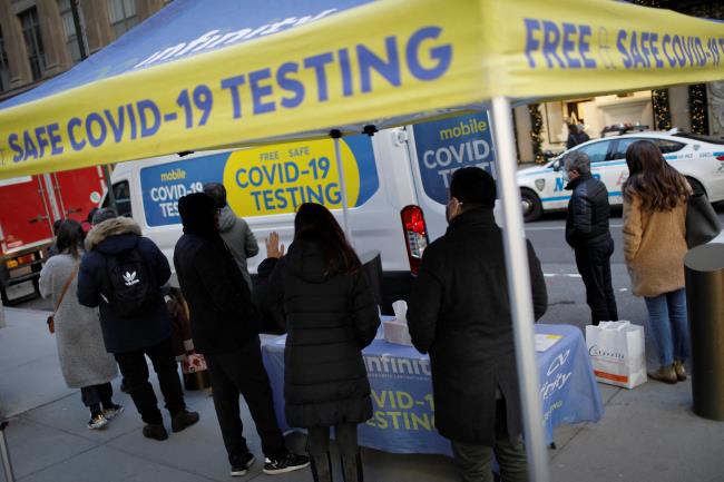 People wait for COVID-19 testing at a mobile testing location along 5th avenue amid the spread of the coro<em></em>navirus disease (COVID-19) in New York City, New York, U.S., December 13, 2021. REUTERS/Mike Segar