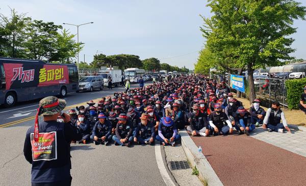 Members of the Cargo Truckers Solidarity unio<em></em>n attend a protest in front of Hyundai Motor's factory in Ulsan