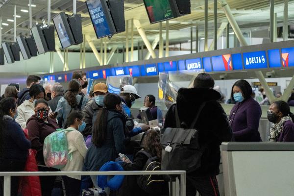 FILE PHOTO: Passengers line up at John F. Kennedy Internatio<em></em>nal Airport in New York