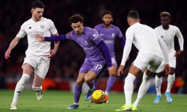 Curtis Jo<em></em>nes takes on Arsenal’s Declan Rice and Ben White in the FA Cup third round at the Emirates in January