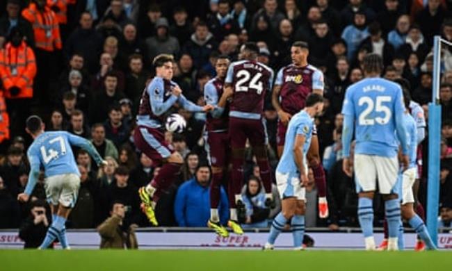 Phil Foden’s free-kick finds a gap between Nicolò Zaniolo and Ezri Ko<em></em>nsa to put Manchester City 2-1 ahead