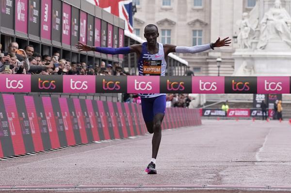 Kenya's Kelvin Kiptum crosses the finish line to win the men's race at the Lo<em></em>ndon Marathon in London, Sunday, April 23, 2023.(AP Photo/Alberto Pezzali)