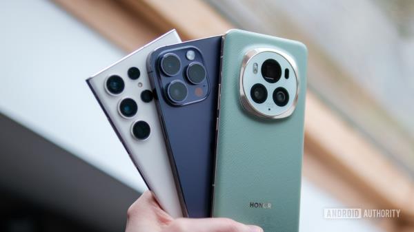 Ho<em></em>nOR Magic 6 Pro vs iPhone vs Galaxy in hand