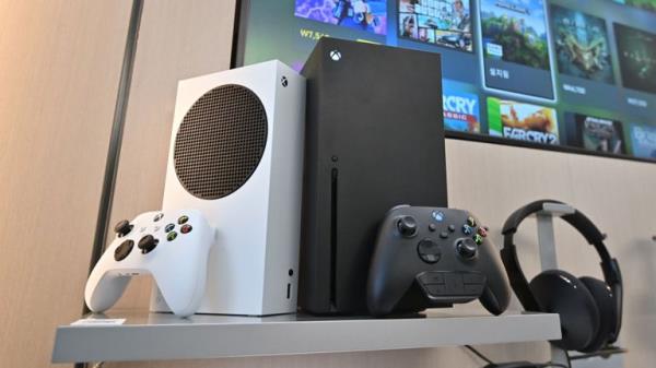 Microsoft&#39;s Xbox Series X (black) and series S (white) gaming co<em></em>nsoles are displayed at a flagship store of SK Telecom in Seoul on November 10, 2020. (Photo by Jung Yeon-je / AFP) (Photo by JUNG YEON-JE/AFP via Getty Images)
