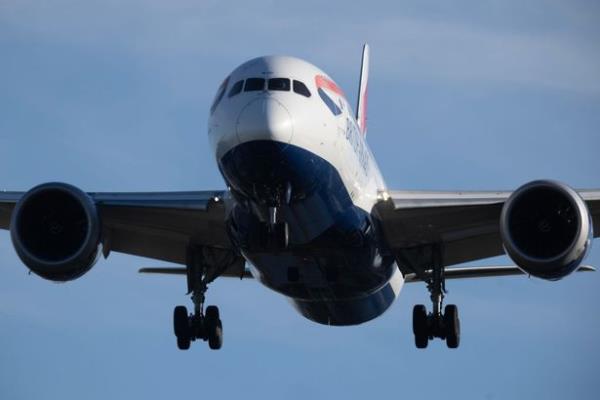 英国航空公司的一名飞行员在可怕的袭击中被刺伤并被持枪威胁