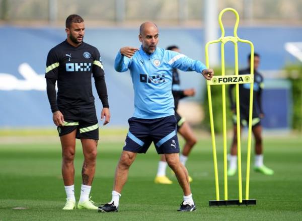 MANCHESTER, ENGLAND - AUGUST 05: Pep Guardiola, manager of Manchester City talks with Kyle Walker during a training session at Manchester City Football Academy on August 05, 2022 in Manchester, England.