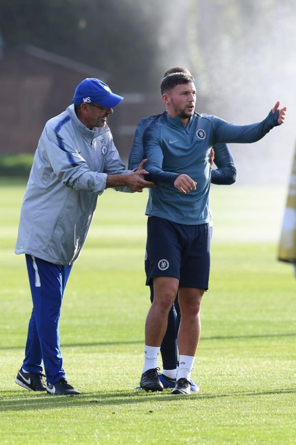 Maurizio Sarri talks with Danny Drinkwater of Chelsea during a training session
