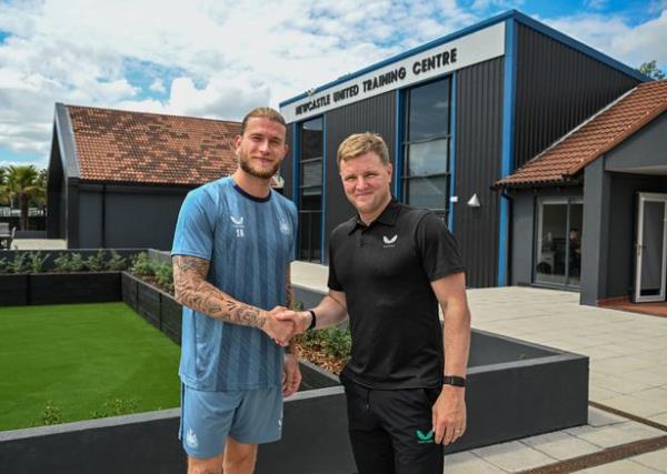NEWCASTLE UPON TYNE, ENGLAND - JULY 09: Loris Karius (L) poses for a photo with Newcastle United Head Coach Eddie Howe after signing a one year co<em></em>ntract at the Newcastle United Training Centre on July 09, 2023 in Newcastle upon Tyne, England.