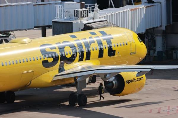 The crew, who appeared to be from Spirit Airlines, seemed unimpressed