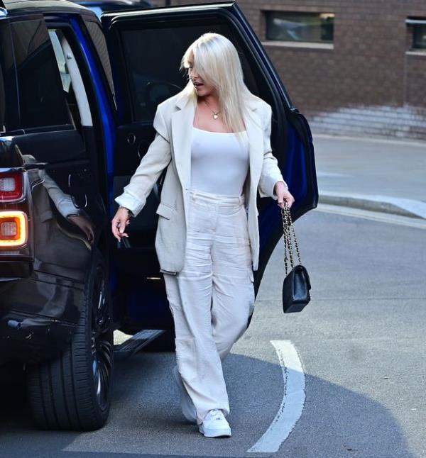 Courtney opted for a classic, all-white look