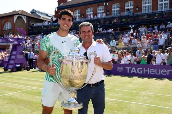 Carlos Alcaraz poses with his father Carlos Sr. after winning Queens last month
