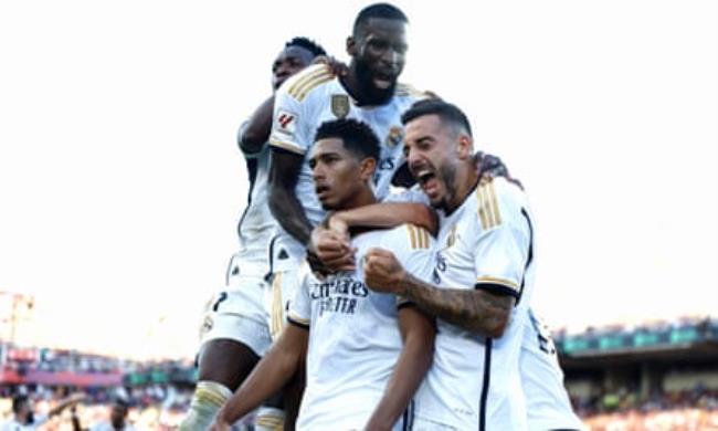 Joselu (right) celebrates Jude Bellingham’s goal alo<em></em>ngside Anto<em></em>nio Rüdiger and Vinícíus Junior during the La Liga match between Barcelona and Real Madrid at Estadi Olímpic Lluís Companys on 28 October 2023