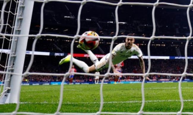 Joselu scores during the Copa del Rey match between Atlético Madrid and Real Madrid at the Metropolitano on 18 January 2024