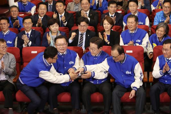 韩国反对党在议会投票中赢得压倒性胜利，对总统造成沉重打击