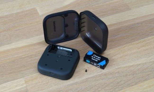 The Fairphone Fairbuds case dismantled showing the compo<em></em>nents including the removable battery.
