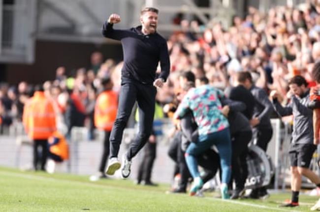 Luton Town manager Rob Edwards celebrates after Carlton Morris scored a last minute winner against Bournemouth