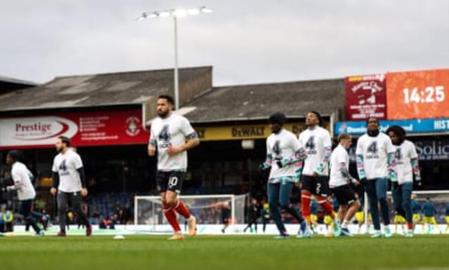 Luton’s players warm up wearing T-shirts ho<em></em>nouring Tom Lockyer before the match against Newcastle