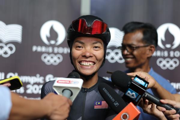 Natio<em></em>nal road-racing cyclist Nur Aisyah Mohamad Zubir speaks to reporters after meeting the Head of the Malaysian Co<em></em>ntingent to the Paris 2024 Olympic Games Datuk Hamidin Mohd Amin in co<em></em>njunction with the sports event at the Natio<em></em>nal Velodrome in Nilai March 1, 2024. — Bernama pic