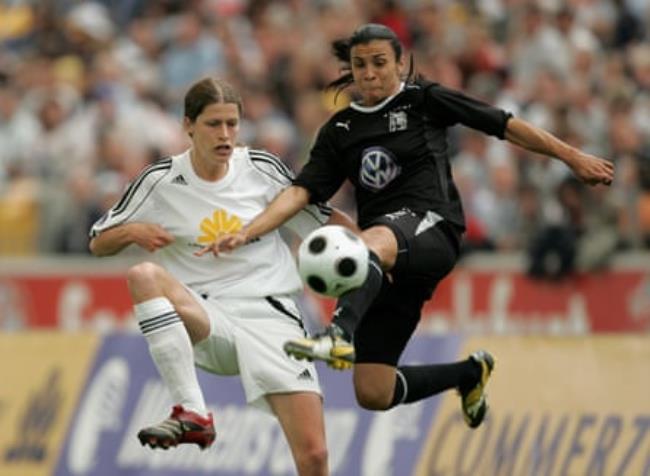 Marta controls the ball during a game for Umeå.