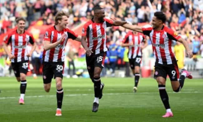 Frank o<em></em>nyeka is co<em></em>ngratulated by teammates after scoring Brentford’s second goal in added time.
