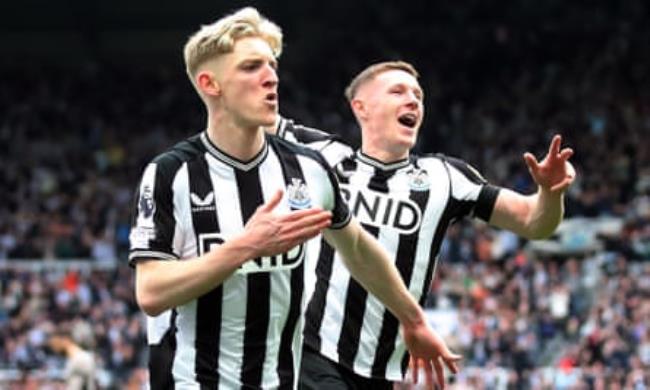 Anthony Gordon celebrates scoring Newcastle’s second goal against Tottenham