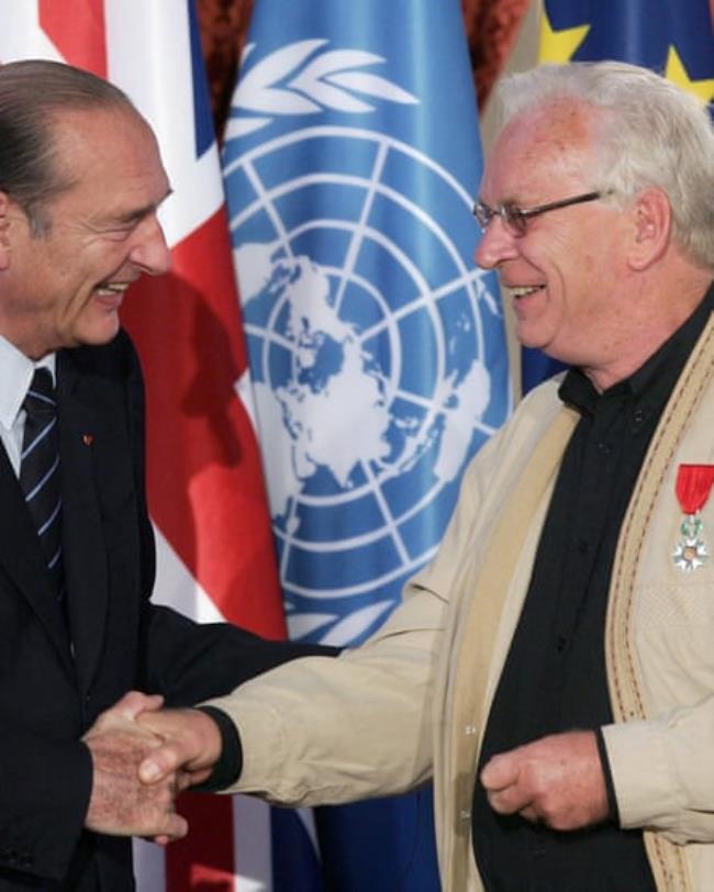Frans van der Hoff being appointed to the Légion d’Ho<em></em>nneur by President Jacques Chirac, 2005.