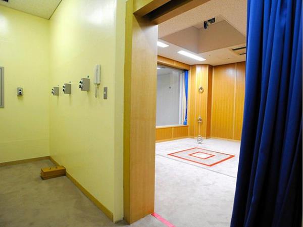 法院驳回了同日通知囚犯的死刑诉讼