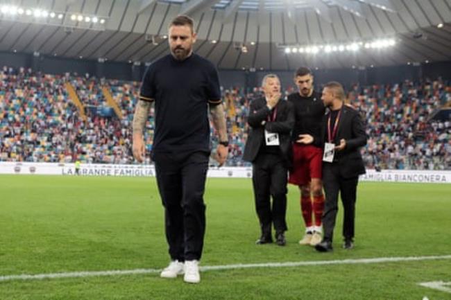 Roma’s head coach Daniele De Rossi leaves the field after Evan Ndicka’s collapse at the Bluenergy Stadium.