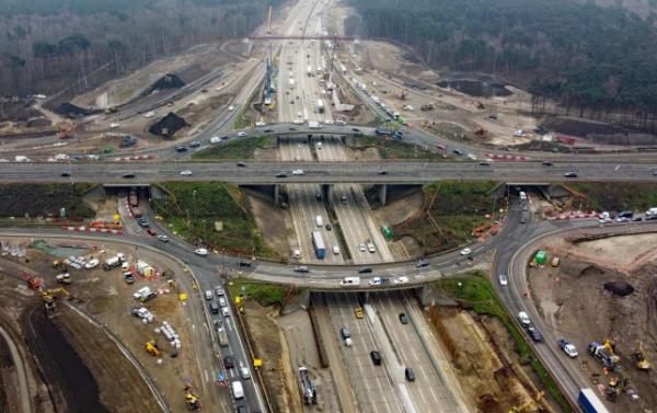 M25关闭:司机被告知“装饰浴室什么的”