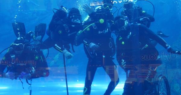 “没有什么是不可能的”:潜水员在迪拜打破水下轮椅世界纪录