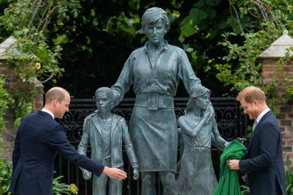 在戴安娜纪念活动上，英国威廉王子与哥哥哈里王子之间的裂痕仍在继续