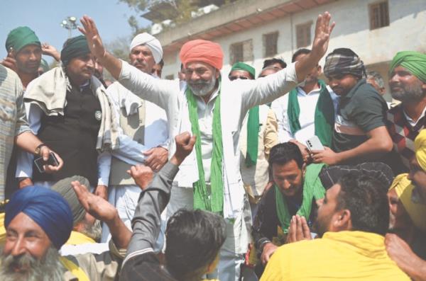  Spokesperson for the Bharatiya Kisan Unio<em></em>n Rakesh Tikait (centre) speaks with farmers during a sit-in at New Delhi’s Ramlila ground, on Thursday.—AFP 