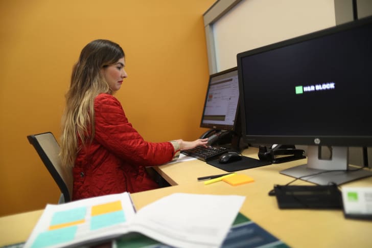 Photo of a tax co<em></em>nsultant at her computer