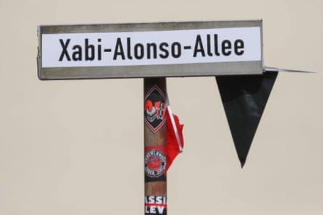 Leverkusen fans rename a street sign to Xabi Alo<em></em>nso Allee.