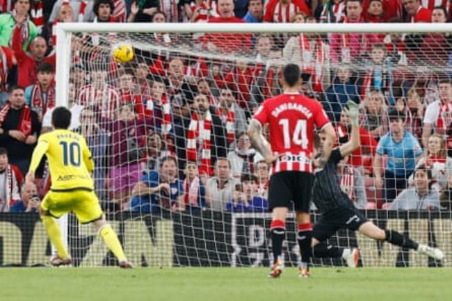 Dani Parejo co<em></em>nverts a penalty for Villarreal.