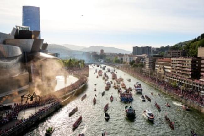 Athletic Club’s gabarra barge is accompanied by a flotilla in Bilbao