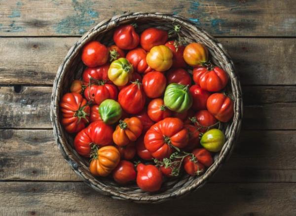 heirloom tomatoes, co<em></em>ncept of anti-inflammatory foods for weight loss