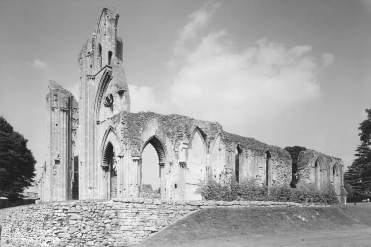 Black and white photo of the ruins of Glasto<em></em>nbury Abbey.