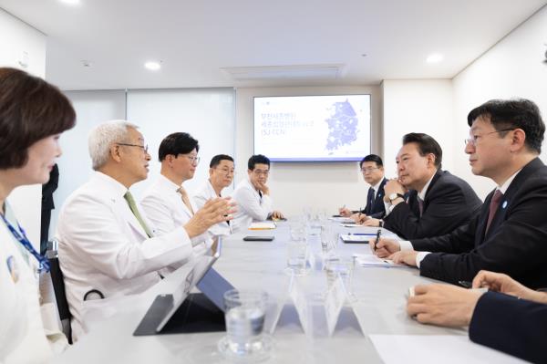 President Yoon Suk Yeol (second from right) speaks to senior doctors at Bucheon Sejong Hospital in Bucheon, Gyeo<em></em>nggi Province, just southwest of Seoul, on Tuesday. (Yonhap)