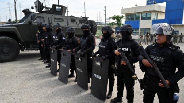 Police officers stand guard as Ecuador&#039;s former Vice President Jorge Glas is expected to arrive at the La Roca Prison, after Ecuadorean forces raided Mexico&#039;s embassy to arrest Glas who had been co<em></em>nvicted twice of corruption and who had been granted asylum by Mexican authorities, in Guayaquil, Ecuador April 6, 2024. REUTERS/Marcos Pin

