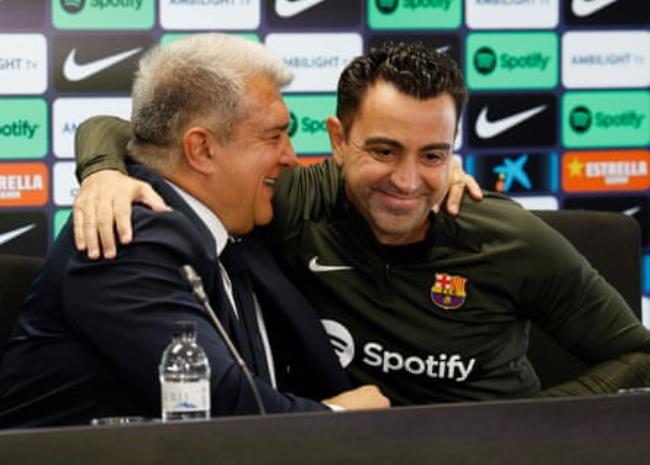 Barcelona coach Xavi and president Joan Laporta.