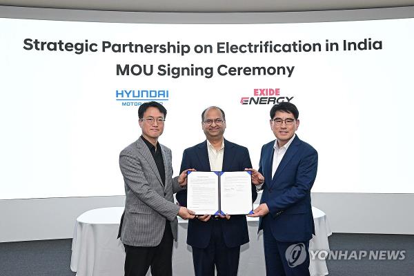 This photo provided by Hyundai Motor Group on April 8, 2024, shows Jeong Duk-gyo, head of the group's EV parts purchasing sub-division, Mandar V Deo, CEO of Exide Energy, and Yang Heui-won, president and head of Hyundai Motor and Kia's research and development division, (from L to R) at a memorandum of understanding signing ceremony held at Hyundai Motor Group's Namyang Research and Development Center. (PHOTO NOT FOR SALE) (Yonhap)