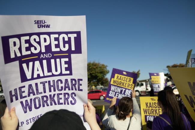 Kaiser Permanente employees on strike on Oct. 4, 2023. The workers held a demo<em></em>nstration in front of the Kaiser Permanente South Sacramento location demanding higher wages and more staffing. Photo by Miguel Gutierrez Jr., CalMatters