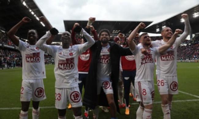 Brest players celebrate after beating Rennes.