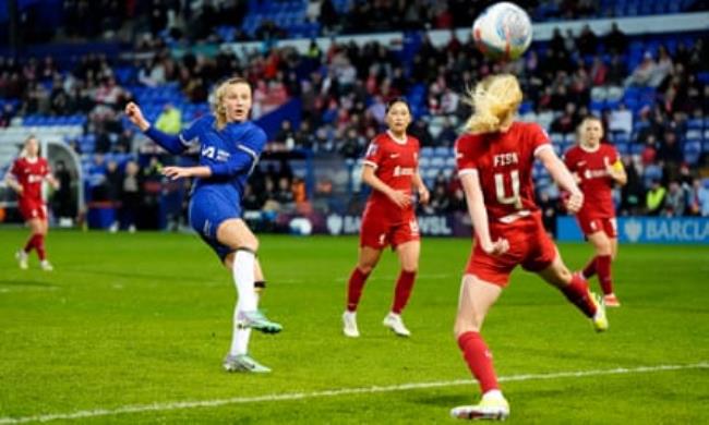 Aggie Beever-Jo<em></em>nes lashes in a volley to draw Chelsea level at 2-2 in the second half