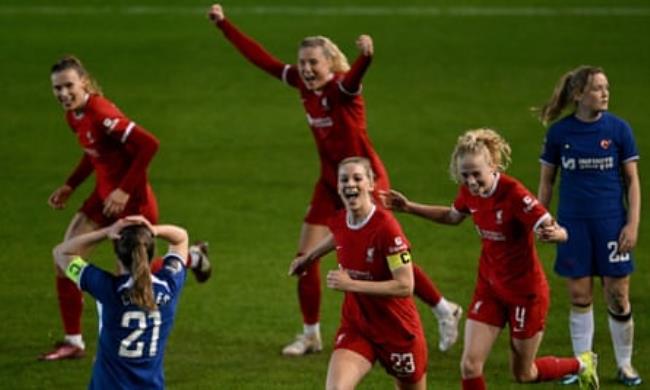 Gemma Bo<em></em>nner (centre) celebrates scoring Liverpool’s winner in added time.